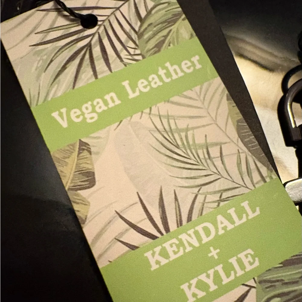 NWT Kendall & Kylie Black Mini Bag Sleek Design Lock Chain - Picture 4 of 8